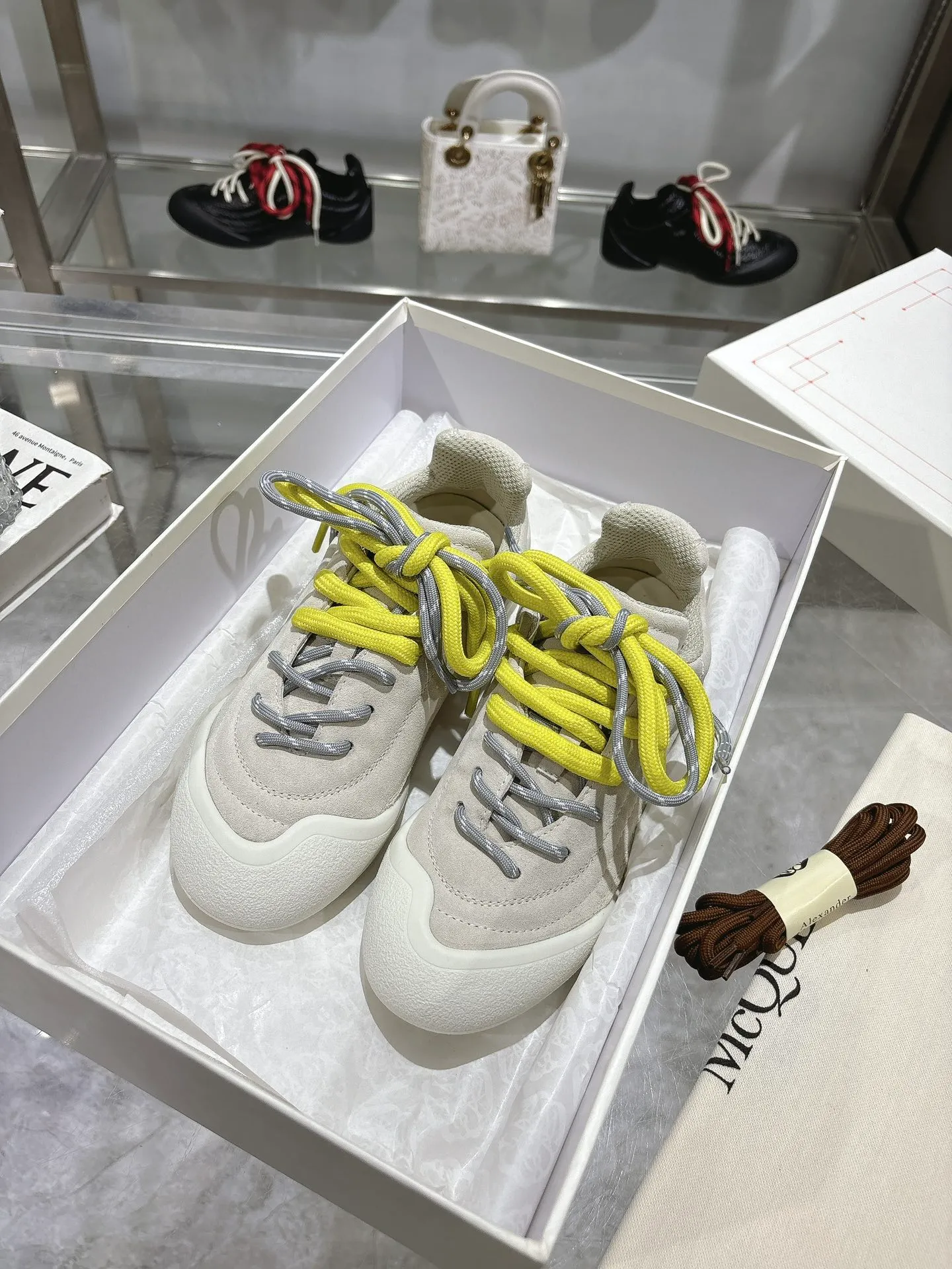 p580💰Couple model 𝐀𝐥𝐞𝐱𝐚𝐧𝐝𝐞𝐫 𝐌𝐜𝐐𝐮𝐞𝐞𝐧#/Alexander McQueen’s latest Flexion series, retro, casual, sneakers, original purchase, development, production, this Flexion Off Low-top sneakers in white grained leather with varying sized laces and an anatomically inspired lightweight segmented sole. The reverse skull pattern is embossed on the heel. Fabric: Original customized imported first-layer cowhide. Lining: Customized imported breathable mesh lining. Sole: Original open-molded non-slip TPU material. Bottom thickness: 2CM. Size: #Female size 35-40 (40 customized, non-refundable) #Men’s code 39-45 (45 customized, non-refundable)